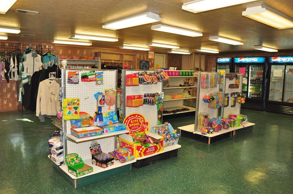 Plymouth Rock Camping Resort Basic Cabin Elkhart Lake ภายนอก รูปภาพ