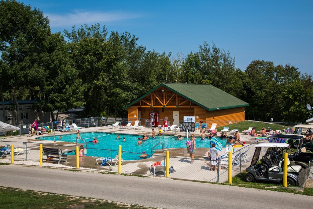 Plymouth Rock Camping Resort Basic Cabin Elkhart Lake ภายนอก รูปภาพ